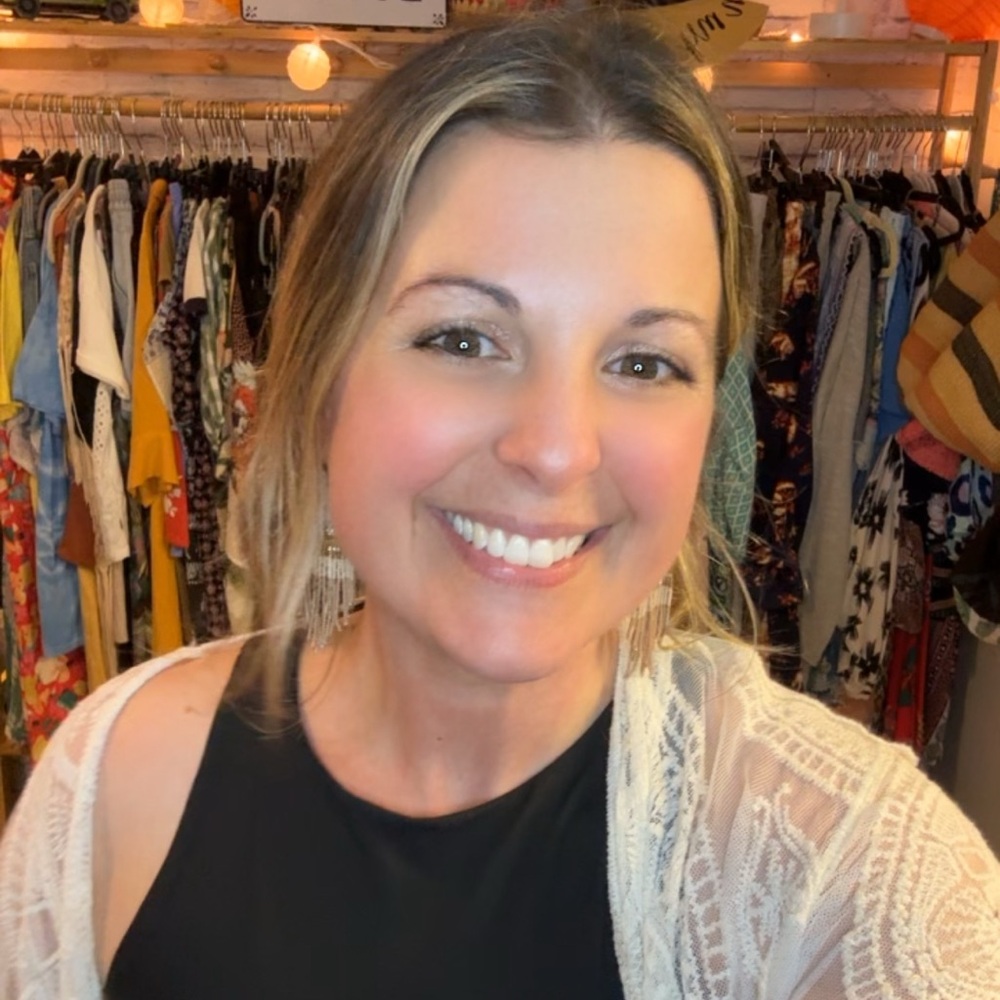 JENNY IS LIVE! Come shop, have fun and just be you. 💛 Jenny - Picture 6 of 10